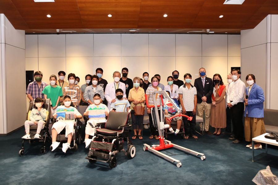 การมอบ รถเข็นไฟฟ้า และ เครื่องช่วยยก